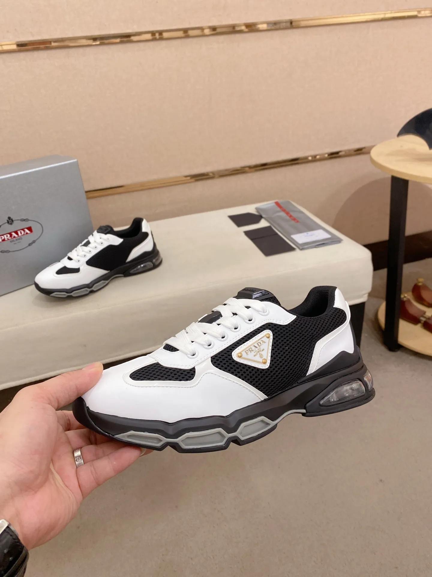 Factory price 660💰 ✔️✔️✔️High version High-quality new PRADA (Prada) counters are on the market at the same time, new men's shoes, 😘fabrics imported first-layer cowhide and mesh fabrics, purely handmade. Lining: Full cowhide lining. 👍🏿 High-end ☄️ air-cushion molded anti-slip rubber outsole, exquisite lines, simple and elegant, comfortable and high-end for leisure travel. Code number: 38 to 45